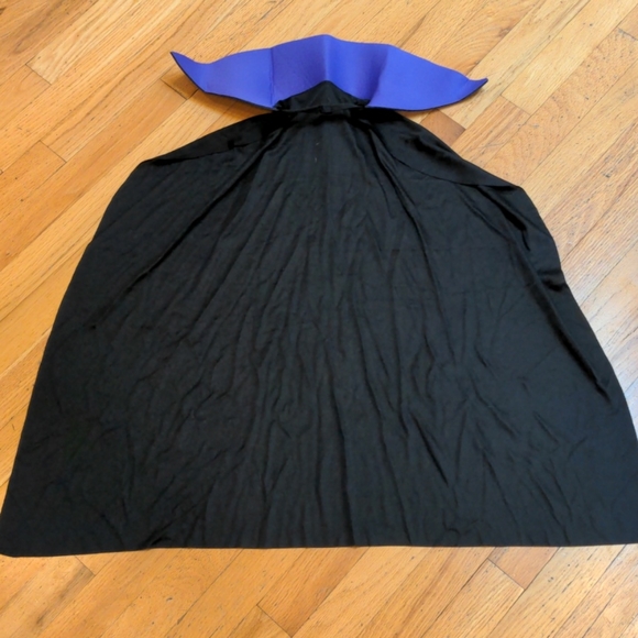 Vampire Costume - Size 7-8 - Picture 4 of 5